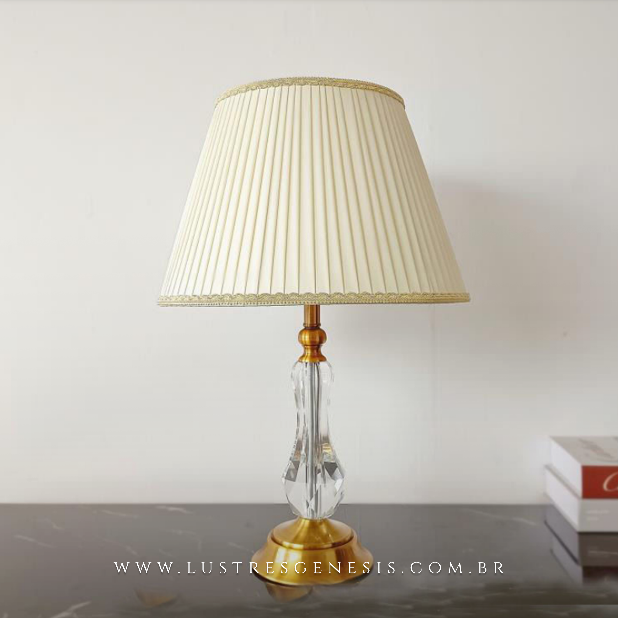 Abajur Anaia com base dourada e corpo em cristal, cúpula bege plissada, ideal para cabeceira de cama ou escritório.